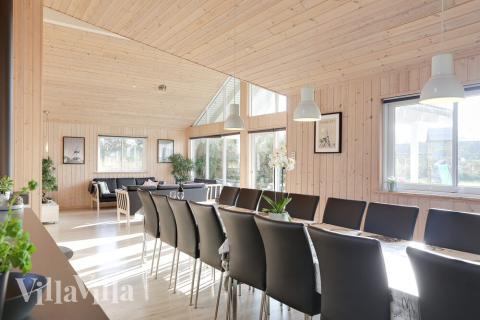 Ni kan sitta 18 personer tillsammans i vardagsrummet när ni besöker lyxhus nr 272 i Lolland/Falster/Møn.