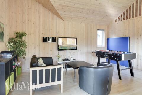 Lyxstuga 272 för 18 personer har ett stort aktivitetsrum med bl.a. biljard och dart