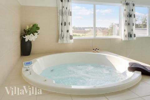 Njut av spabadets värme i lyxstuga nr 272 i Lolland/Falster/Møn