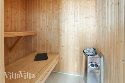 Njut av bastuvärmen i lyxstuga nr 272 för 18 personer