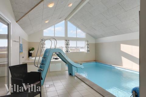 Sommarstuga 272 är inredd med en smakfull poolavdelning som har vattenrutschbana, ett stort inbyggt spapad och bastu