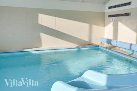 Den härliga poolen i lyxstuga nr 272 för 18 personer