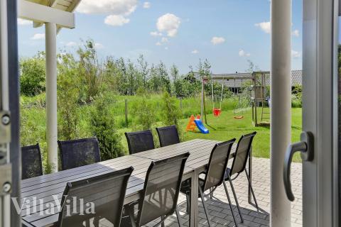Lyxstuga nr 272 har en härlig terrass med sköna trädgårdsmöbler för 18 personer.