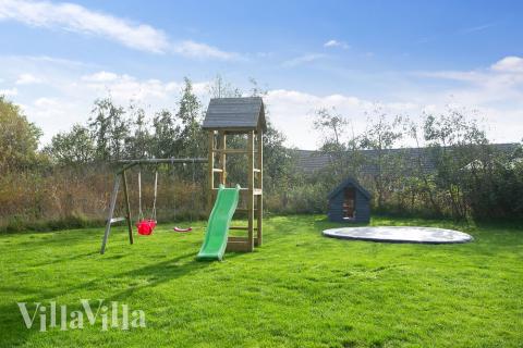 Till den trevliga sommarstugan nr 272 i Lolland/Falster/Møn erbjuds en mängd utomhusaktiviteter, t.ex. lektorn och gungor
