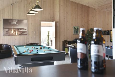 Aktivitetsrum i lyxstuga nr 272 med 7 sovrum och plats för 18 personer.