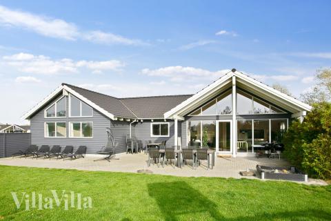 Den tjusiga sommarstugan nr 272 med gott om plats för upp till 18 personer