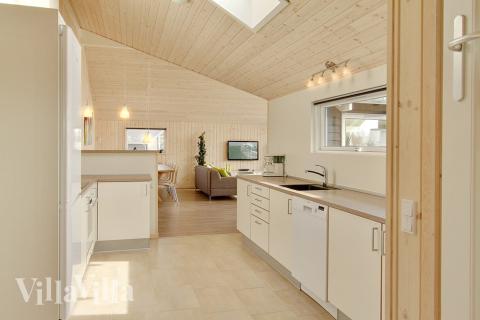 Köket, som ligger i direkt förbindelse med allrummet, är stort och naturligtvis utrustat med alla moderna bekvämligheter