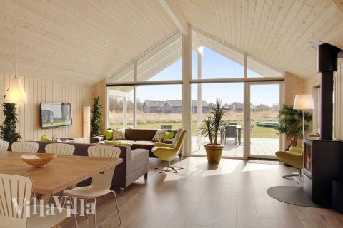 Allrummet är ljust och rymligt, och blir med sköna möbler, kakelugn och plattskärms-tv gärna husets naturliga samlingspunkt