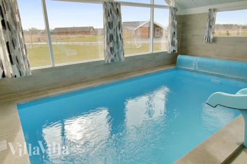 Poolavdelningen innehåller utöver swimmingpool med vattenrutschbana, även ett 4-6 persons spa bad och bastu