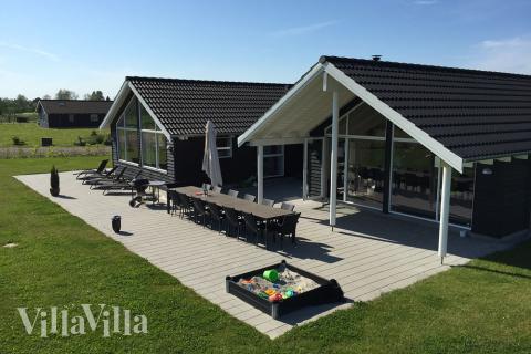 Lyxstuga nr 305 har en härlig terrass med sköna trädgårdsmöbler för 14 personer.