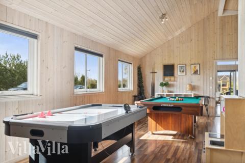 Lyxstuga 282 för 19 personer har ett stort aktivitetsrum med bl.a. biljard och dart