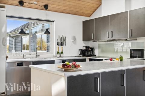 Köket i lyxstuga nr 282 är utrustat så att ni kan laga mat till 19 personer.