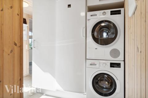 Den rymliga entrén i lyxstuga nr 282 i Lolland/Falster/Møn