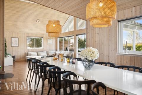 Det stora ljusa vardagsrummet i lyxstuga nr 282 för 19.