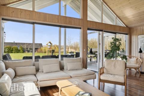 När ni besöker lyxhus nr 282 kan ni mysa tillsammans i sofforna.