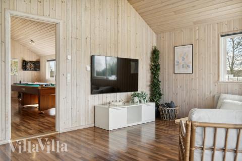 I soffhörnan i lyxstuga 282 i Lolland/Falster/Møn kan ni spela brädspel eller titta på film tillsammans.