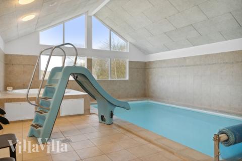 Den härliga poolen i lyxstuga nr 282 för 19 personer