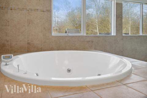 Njut av spabadets värme i lyxstuga nr 282 i Lolland/Falster/Møn