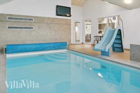 Sommarstuga 282 är inredd med en smakfull poolavdelning som har vattenrutschbana, ett stort inbyggt spapad och bastu