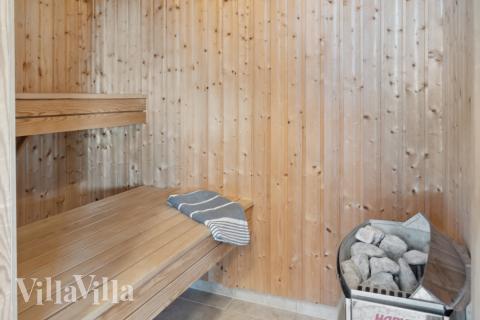 Njut av bastuvärmen i lyxstuga nr 282 för 19 personer