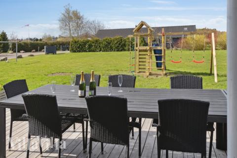 Lyxstuga nr 282 har en härlig terrass med sköna trädgårdsmöbler för 19 personer.