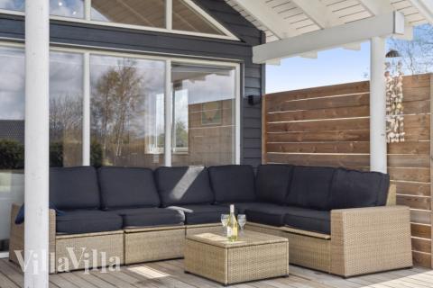 Njut av en grillkväll på terrassen i lyxstuga nr 282 i Lolland/Falster/Møn