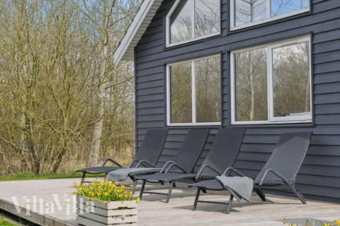 På terrassen i sommarhus nr 282 finns det plats för upp till 19 gäster.