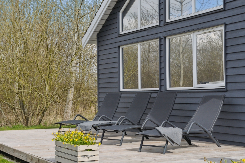 På terrassen i sommarhus nr 282 finns det plats för upp till 19 gäster.