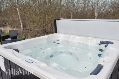 Lyxstuga nr 282 erbjuder bland annat ett härligt spabad