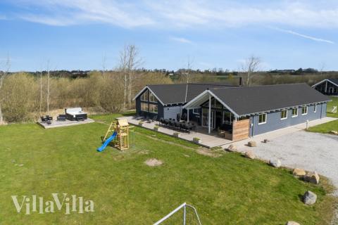 Den praktfulla poolstugan nr 282 med plats för 19 personer ligger i Lolland/Falster/Møn