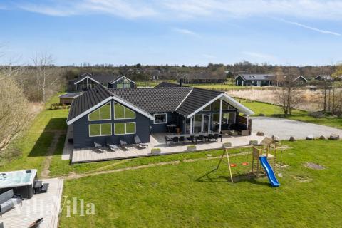 Till den trevliga sommarstugan nr 282 i Lolland/Falster/Møn erbjuds en mängd utomhusaktiviteter, t.ex. lektorn och gungor