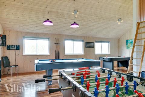 Lyxstuga 285 för 18 personer har ett stort aktivitetsrum med bl.a. biljard och dart