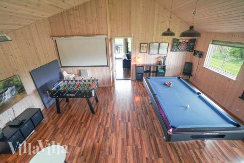 Aktivitetsrum i lyxstuga nr 285 med 7 sovrum och plats för 18 personer.