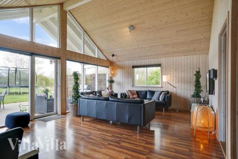 Det stora ljusa vardagsrummet i lyxstuga nr 285 för 18.