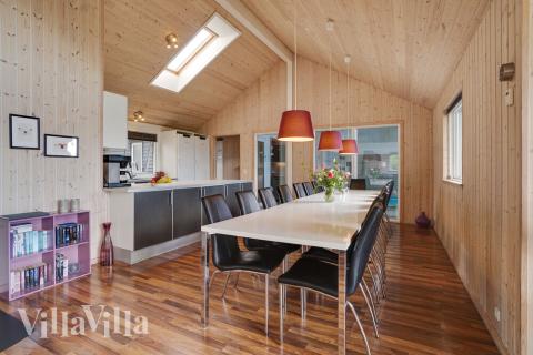 Vardagsrummet i lyxstuga nr. 285 har plats för 18 personer.