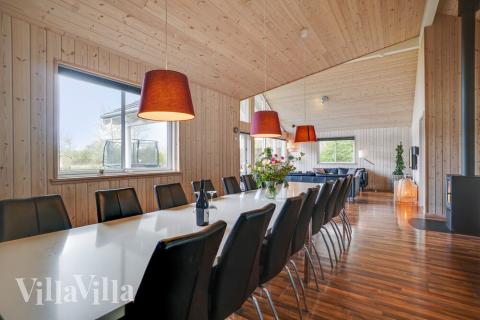 Ni kan sitta 18 personer tillsammans i vardagsrummet när ni besöker lyxhus nr 285 i Lolland/Falster/Møn.