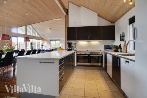 Köket i lyxstuga nr 285 är utrustat så att ni kan laga mat till 18 personer.