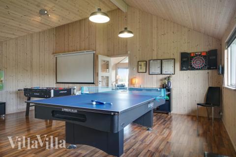 Tävla i sommarhusets aktivitetsrum när ni besöker lyxhus nr 285 i Lolland/Falster/Møn.