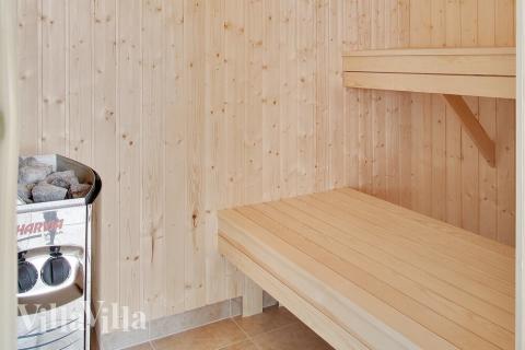 Njut av bastuvärmen i lyxstuga nr 285 för 18 personer