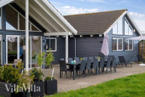 Lyxstuga nr 285 har en härlig terrass med sköna trädgårdsmöbler för 18 personer.