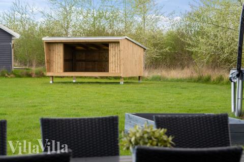 Till den trevliga sommarstugan nr 285 i Lolland/Falster/Møn erbjuds en mängd utomhusaktiviteter, t.ex. lektorn och gungor