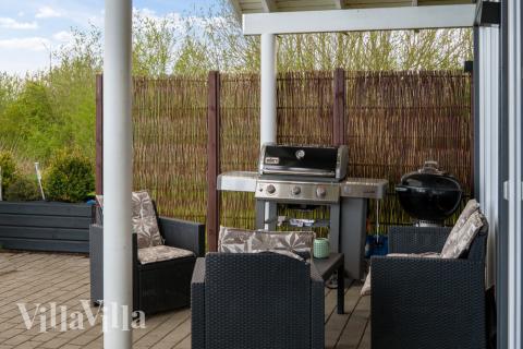 Njut av en grillkväll på terrassen i lyxstuga nr 285 i Lolland/Falster/Møn