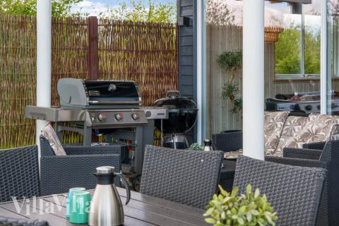 På terrassen i sommarhus nr 285 finns det plats för upp till 18 gäster.