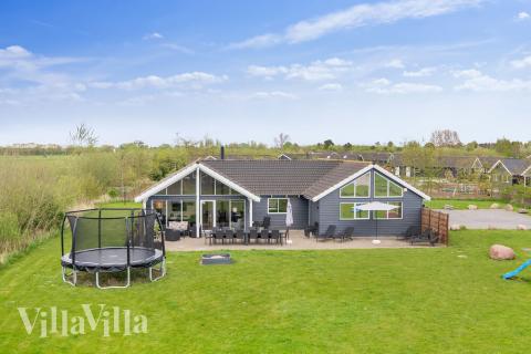 Den praktfulla poolstugan nr 285 med plats för 18 personer ligger i Lolland/Falster/Møn