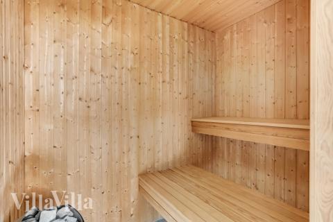 Njut av bastuvärmen i lyxstuga nr 299 för 16 personer