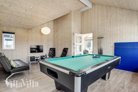 Lyxstuga 299 för 16 personer har ett stort aktivitetsrum med bl.a. biljard och dart