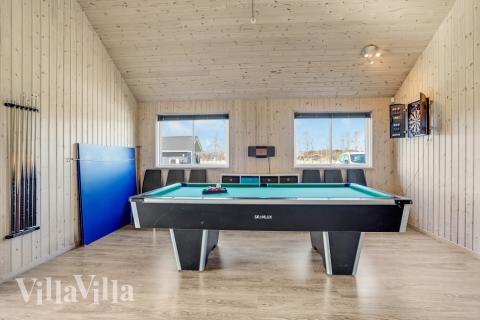 Förutom de många timmar som du kan tillbringa i stugans poolavdelning erbjuder lyxstuga 299 även biljard, bordtennis och dart