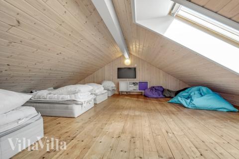 Några av de 16 sovplatserna finns på loftet i lyxstuga nr 299