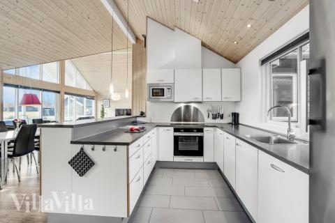 Köket i lyxstuga nr 299 är utrustat så att ni kan laga mat till 16 personer.