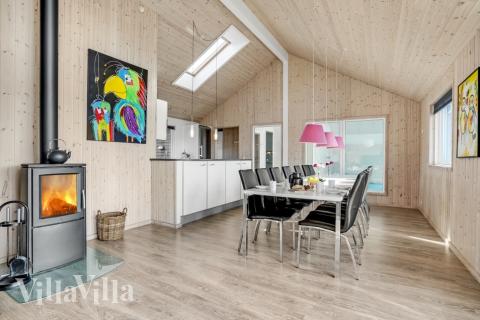 Det stora ljusa vardagsrummet i lyxstuga nr 299 för 16.